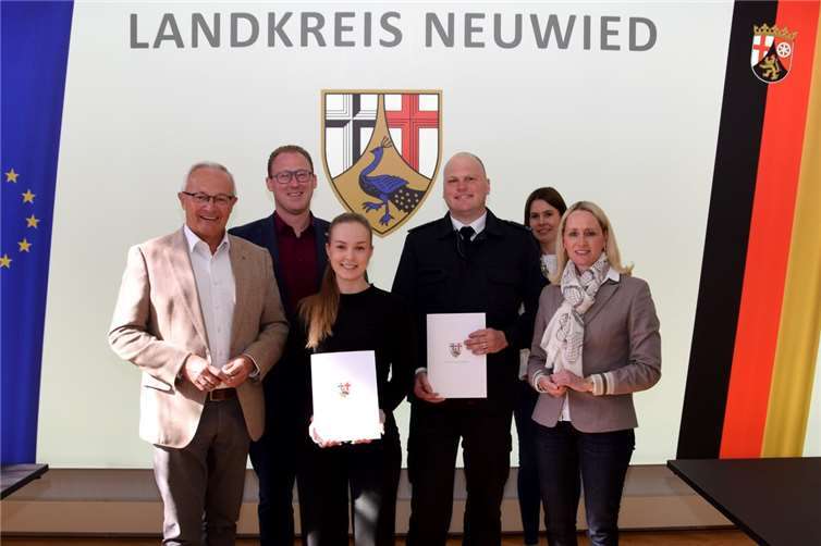 Mit Landrat Achim Hallerbach freuen sich der 1. Kreisbeigeordnete Phillip Rasbach, Büroleiterin Diana Wonka und Personalsachbearbeiterin Constanze Ommer über die Ernennungen von Felix Weber und Kiara Lee Kurth.Foto: Silke Läufer-Hermann/ Kreisverwaltung Neuwied