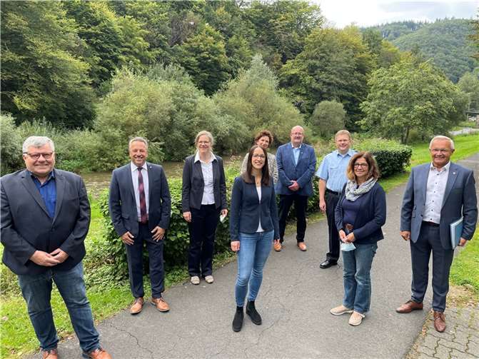 Mit Landrat Achim Hallerbach (rechts) und 1. Kreisbeigeordnetem Michael Mahlert (links) nahmen die Spitzen der Neuwieder Kreisverwaltung am Workshop der Hochwasser-Partnerschaft teil, bei dem Experten wie Dr. Margret Johst von Landesamt für Umwelt, Neuwieds Brand- und Katastrophenschutzinspekteur (BKI) Holger Kurz, der langjährige Leiter des Hochwasserschutzamtes der Stadt Neuwied, Wilfried Hausmann und Ute Eifler vom Informations- und Beratungszentrum Hochwasservorsorge Rheinland-Pfalz (IBH) sowie Corinna Becker vom Kompetenzzentrum Hochwasserrisikomanagement und Hochwasservorsorge (KHH) referierten. Quellen: Kreisverwaltung Neuwied