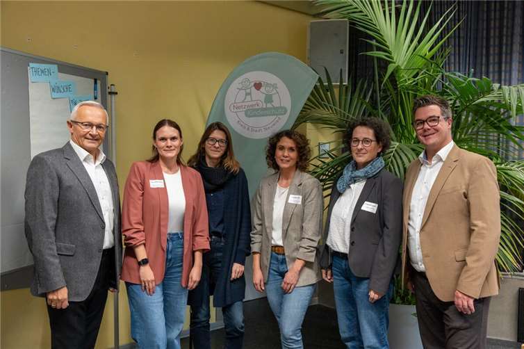 Mit Landrat Achim Hallerbach und Bürgermeister Peter Jung wollten (v.l.) Kreis-Netzwerkkoordinatorin Kindeswohl, Laura Rockenfeller, Ursula Teupe, Referentin vom ism gGmbH Mainz“, Netzwerkkoordinatorin Franziska Klein vom Stadtjugendamt und Heidemarie Steffl vom Landesjugendamt über die Netzwerkkonferenz einen zusätzlichen Beitrag zur bedarfsgerechten Ausgestaltung des Kinderschutzes leisten. Foto: Martin Boden / Kreisverwaltung Neuwied