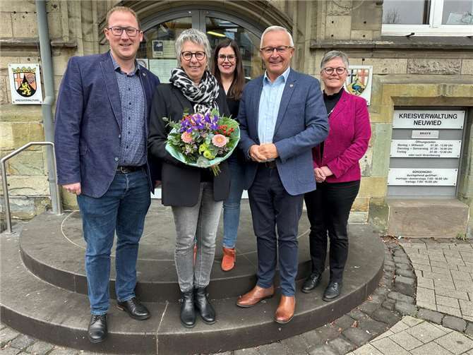 Mit Landrat Achim Hallerbach und dem 1. Kreisbeigeordneten Philipp Rasbach verabschiedeten Abteilungsleiterin Agnes Ulrich (rechts) und die Pflegestrukturplanerin und Seniorenbeauftragte Carina Corzilius (Mitte) Roswitha Rosenmüller in den wohlverdienten Ruhestand.Foto: Thomas Herschbach