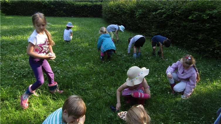 Mit Lappen gingen die Kinder über die Wiese und waren ganz erstaunt, wie viel Tau sich auf diese Weise einsammeln lässt.  Foto: Haus für Kinder