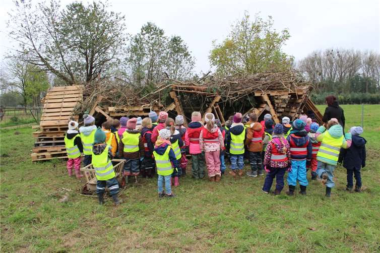 Mit Laternen- und St. Martinsliedern auf den Lippen ging es in den „Kripper Wald“, wo drei mitgebrachte Bollerwagen mit Stöcken und abgebrochenen Ästen gefüllt wurden. Foto: privat