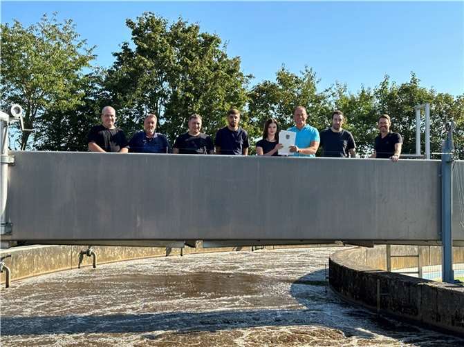 Mit Lea Schmitz hat in der Zentralkläranlage Mendig erstmals eine Frau die Ausbildung zur Umwelttechnologin für Abwasserbewirtschaftung begonnen. Über ihre Entscheidung freuen sich (v. l.): Christian Michels, Betriebsleiter Heiko Kaiser, Grzegorz Koperski, Philipp Wandel (Ausbilder), Jörg Lempertz, Verbandsvorsteher Zweckverband Zentralkläranlage Mendig, Florian Rieser, Vorsitzender Personalrat VG-Verwaltung Mendig, und Andreas Loeb, Werkleiter Wasser & Abwasser VG Mendig.  Foto: Stefan Pauly/VG-Verwaltung Mendig