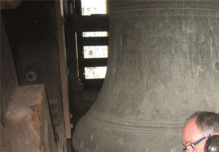 Mit Lederbändern oder per Hanf werden die Klöppel an den Glockenrand geschlagen, wobei die Melodie erzeugt wird. Rainer Bauer/BÜN