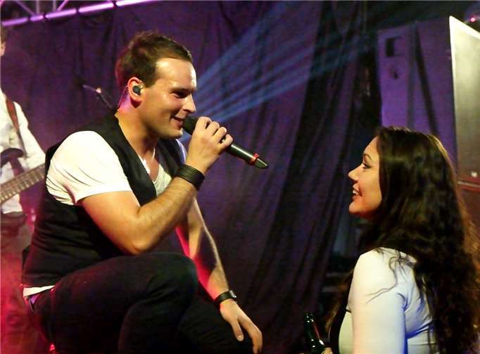 Mit Leichtigkeit bauten die sympathischen Musiker eine ganz besondere Nähe zu ihren Gästen auf und sorgten so für eine unvergessliche Partylaune.