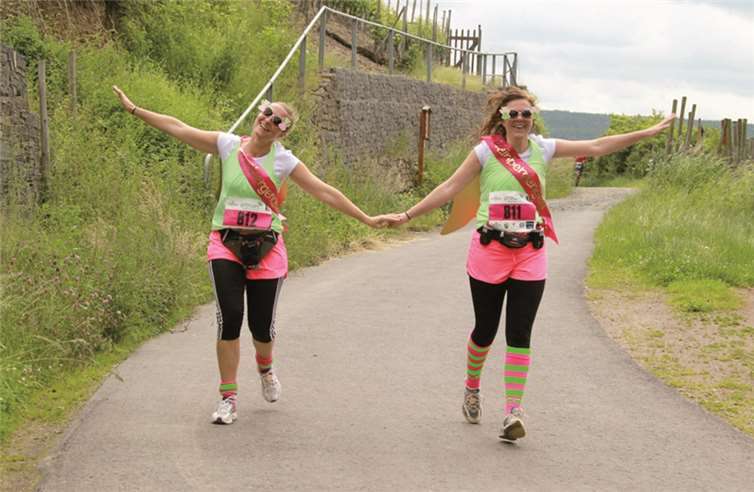 Mit Leichtigkeit und ganz viel Spaß laufen Frauen den Ahrathon - auch in diesem Jahr, am 14. Juni! privat