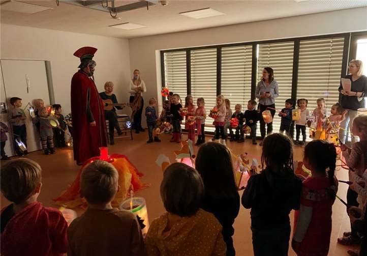 Mit Liedern, Laternen und natürlich einem echten St. Martin feierten die Kinder gemeinsam ihr St. Martinsfest. Foto: privat