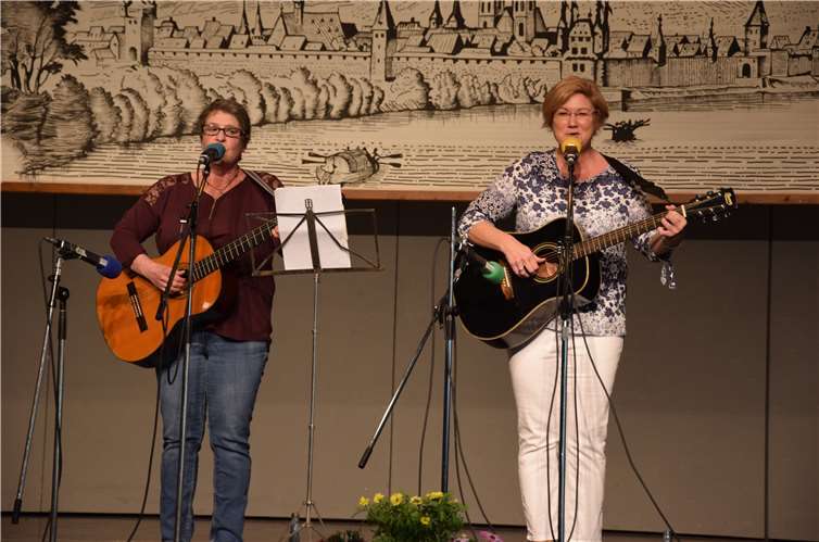 Mit Liedern über Andernach unterhielten Vera Zerwas-Schneider und Andrea Paulmann.