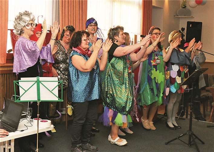 Mit Liedern und Sketchen brachten die Möhnen Stimmung in den Saal. SES