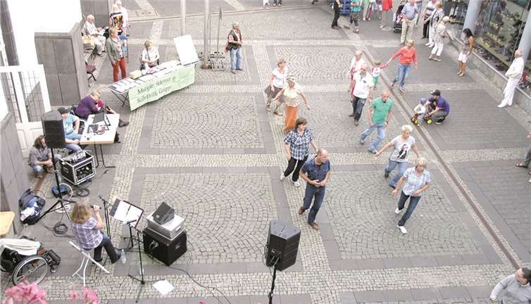 Mit Line Dance und Live-Musik machte die MS Selbsthilfe Gruppe in der Innenstadt auf ihren Info-Stand aufmerksam. privat