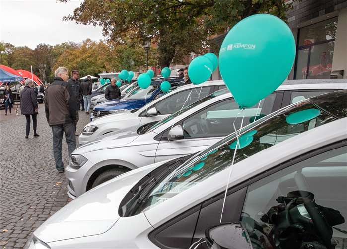 Mit Luftballons dekoriert präsentierte sich die Flottedes Autohauses Kempen beim Autosonntag in Rheinbach.