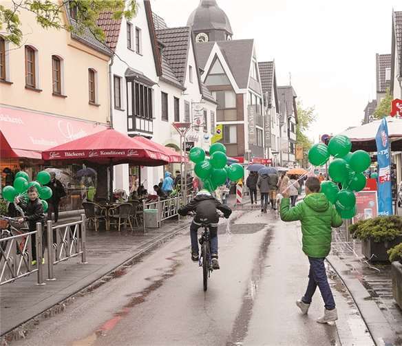 Mit Luftballons vergnügten sich die Kinder während des Rheinbacher Maifestes.