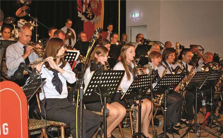 Mit Märschen und Klassik, Musicalmelodien und Swing unterhielt der Musikzug bestens sein begeistertes Publikum. DL