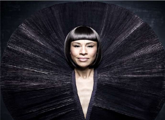 Mit Malia ist erstmals eine afrikanische Künstlerin zu Gast in der Klosterruine.  Mali Lazell