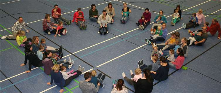 Mit Mama, Papa, Oma, Opa oder einer anderen Begleitperson können die Kleinen am Turnen teilnehmen.