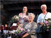 Mit Marita Schmitz (geborene Heinzen, 60 Jahre, später auch Deutsche Weinkönigin...
