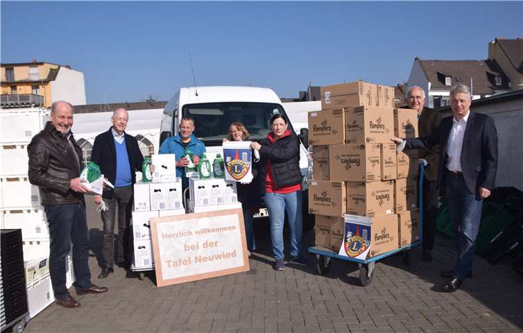 Mit Markus Oehlenschläger, Elisabeth Adrian und Sandra Knufmann (Mitte) von den beiden Tafeln in Neuwied und Andernach freuten sich mit dem notwendigen Abstand neben dem amtierenden Präsidenten die Lions Vorstandsmitglieder Wolfgang Sulzbacher, Ingo Hafner und Helmut Weissheimer.Foto: Lions Club Neuwied-Andernach