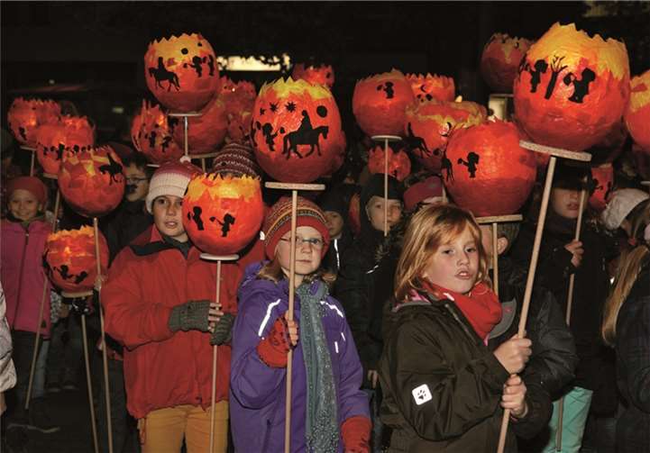 Mit Martinsliedern und farbenprächtigen Laternen zogen die Kinder aus den Kindergärten und Schulen beim Martinszug durch Rheinbachs Innenstadt.