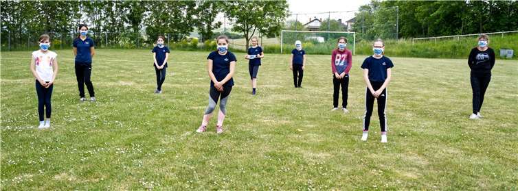 Mit Maske beim Training auf dem Hainer Sportplatz.Fotos: Niederdürenbacher Karnevalsverein