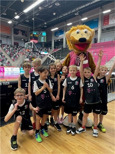 Mit Maskottchen „Bonni“ im Telekom Dome kurz vor dem Finalspiel.
