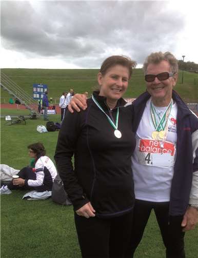 Mit Medaillen geschmückt: Gisela Schmidt und Dr. Dieter Berger im Stadion.