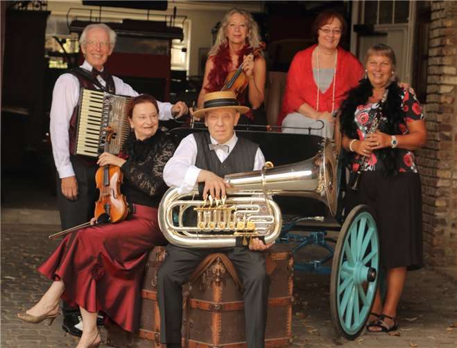 Mit Melodien, die Fröhlichkeit und Lebensfreude versprühten, begeisterte das Sextett in Odendorf. Jan Grell/www.pixelkunst.net