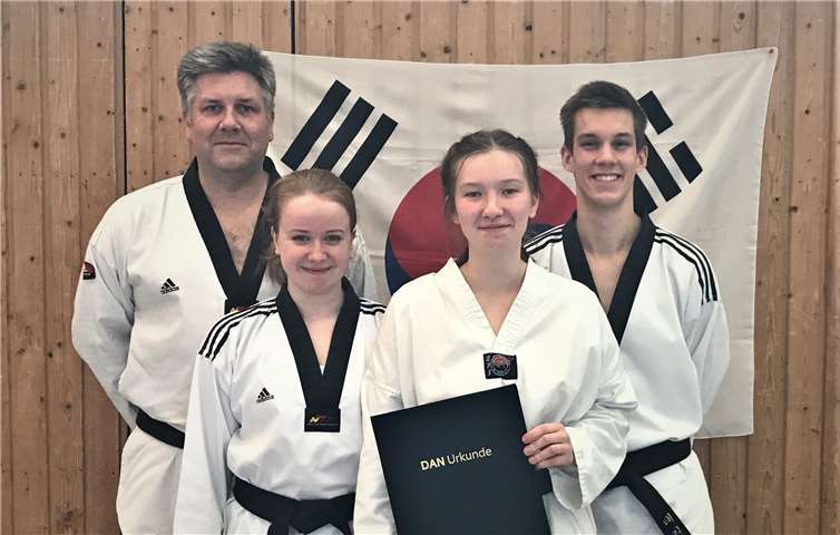 Mit Miriam Bauer freuten sich Trainer und Trainingspartner. privat