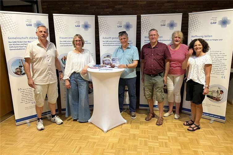 Mit Mitgliedern des Presbyteriums der evangelischen Kirchengemeinde Koblenz-Lützel eröffnete Pfarrerin Vera Rudolph eine Ausstellung, die Einblicke in die Arbeit der auf den schwedischen König Gustav Adolf zurückgehen Vereinigung gibt. Foto: Vera Rudolph