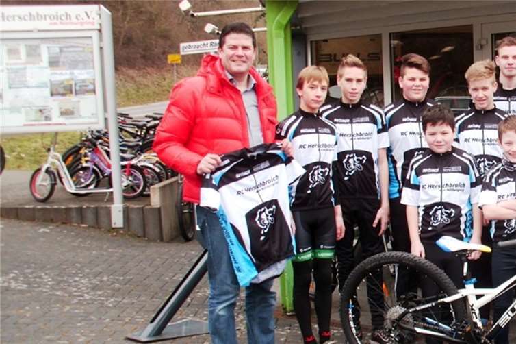 Mit Motivation und neuen Trikots in die Saison, der Nachwuchs vom RC Herschbroich.privat