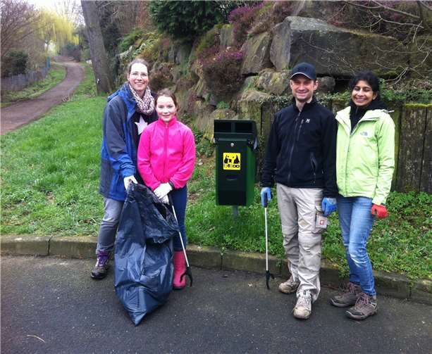 Mit Müllsacken und Handschuhen zogen die Helfer los.