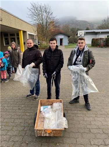 Mit Mülltüten ausgerüstet wurde auch so mancher Unrat im Umfeld der Schule aufgesammelt.