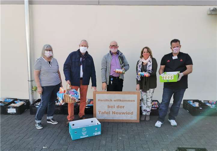 Mit Mundschutz geschützt übergab die Gladbacher AWO ihre Spende an die Neuwieder Tafel. Foto: privat