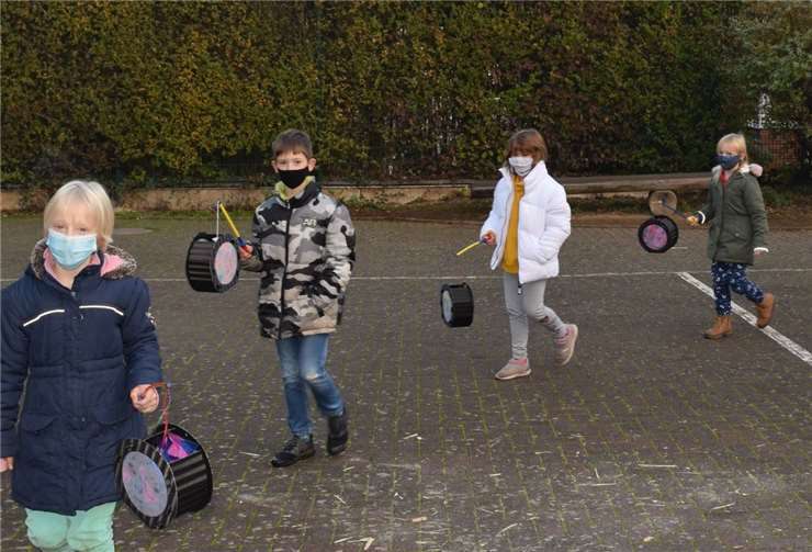 Mit Mundschutz und Laterne zogen die Kinder über den Schulhof. Foto: privat