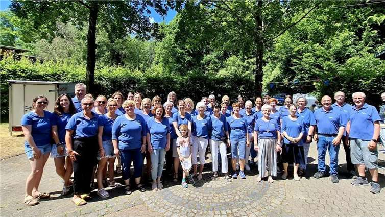 Mit Musik, Sonnenschein und bester Laune feierte der Chor „Sing&Swing“ am Samstag, den 28. Juni 2025, im Rahmen eines internen Sommerfestes sein 20-jähriges Bestehen an der Lantershofener Lambertus-Hütte. Foto: privat