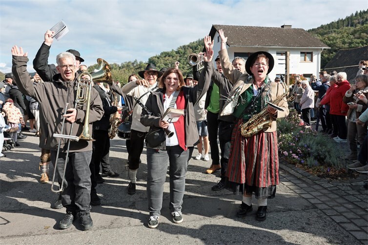 Oktoberfest und Trachtenumzug in Insul mit Musik und viel Gaudi