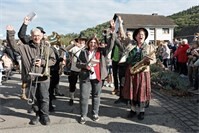 Oktoberfest und Trachtenumzug in Insul mit Musik und viel Gaudi