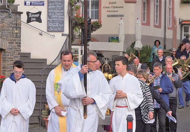 Mit Musik und Gebeten wurde die Schwarze Madonna in einer kleinen Prozession auf die „Wappen von Cochem“ geleitet. TT
