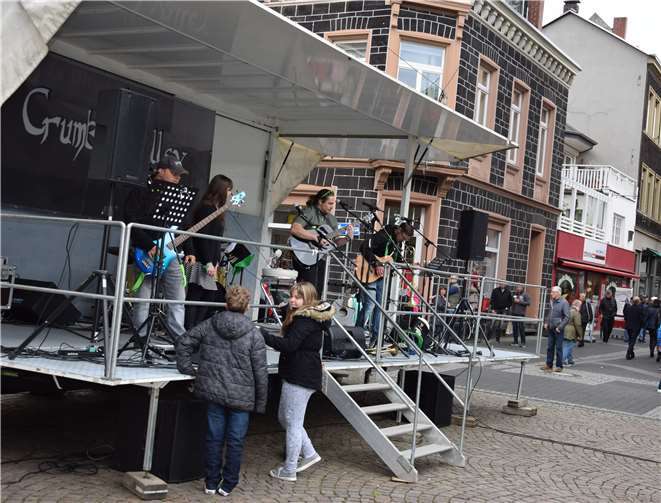 Mit Musik und reichhaltigen Angeboten lockten die Veranstalteram verkaufsoffenen Sonntag viele Besucher in die Innenstadt. Fotos: UBU