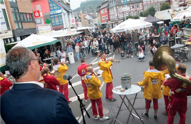 Mit Musik und vielen Besuchern wurde der Auftakt des Heimatfestes in Adenau begangen.