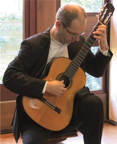 Mit Musik von Johann Sebastian Bach auf der Gitarre begeisterte Solist Peter Löning das Publikum. Gemeinde Wachtberg/mm