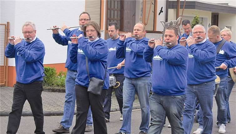 Mit Musik zog man durch die Sayner Straßen. PS