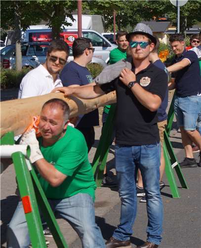 Mit Muskelkraft trugen die kräftigen jungen Männer der Ki und Ka den Kirmesbaum zum Festplatz.