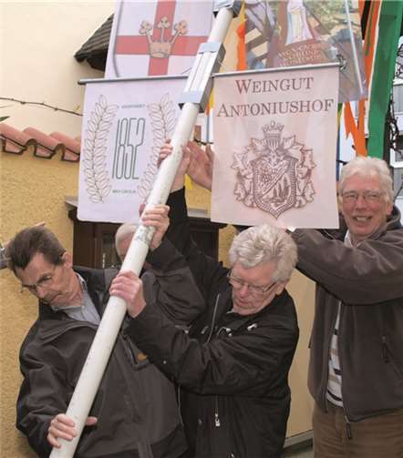 Mit Muskelkraft war es einigen Mitgliedern des MGV „Cäcilia“ 1852 schnell gelungen, den Maibaum in die Senkrechte zu bekommen.