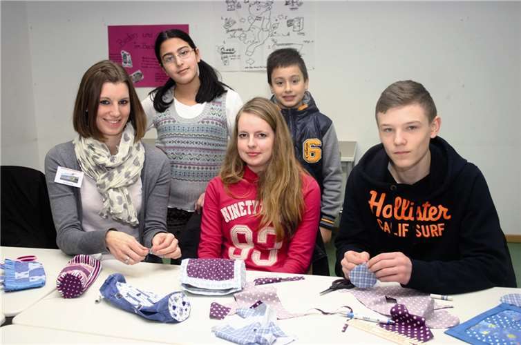 Mit Nadel und Faden wurden kreativ verzierte Einzelteile hergestellt.