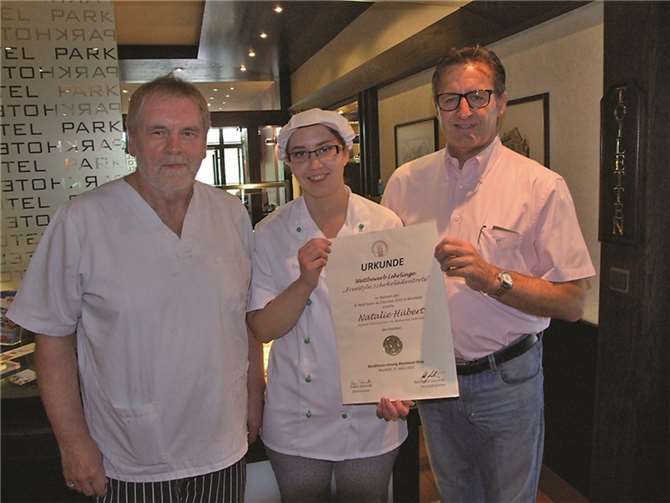 Mit Natalie Hübert freute sich Parkhotel- Chef Bernhard Ruf (re.) und Ausbilder Konditormeister Wolfgang Weißmann. WAMFO.DE