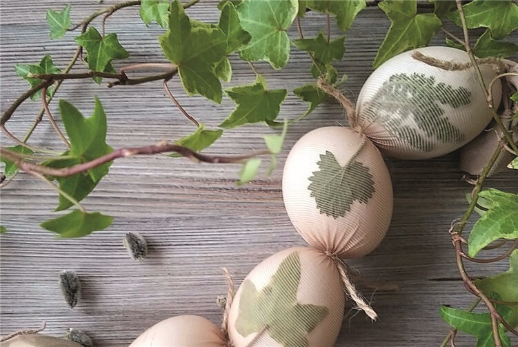 Mit Naturmaterialien lassen sich Ostereier ganz neu gestalten.