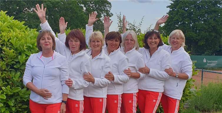 Mit „Nie mehr Rheinlandliga“ und „Verbandsliga wir kommen“ und einigen Flaschen Sekt feierten gebührend: Geli Krauter, Anne Hahn, Gerda Kreuser, Barbara Busch, Petra Klein, Brigitte Limbach, Mathilde Henning (v. l.). Es fehlt Marga Pees.Foto: privat