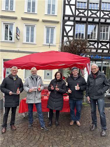 Mit Nikoläusen und Weihnachtsgrüßen ausgestattet und bereit zum Gespräch: Dieter Lehmann, Ulrich Bieber, Ulrike Donié, Wolfgang Latz und Stephan Donié (von links nach rechts).Foto: Anne Brosowski