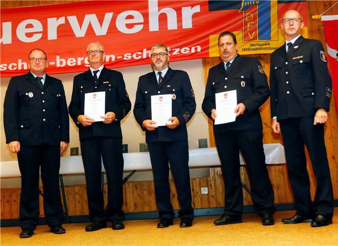 Mit Norbert Weber, FFW Hümmel (2.v.li.), Günter Merten, FFW Nürburg, und Walter Jokisch ,FFW Quiddelbach (2.v.re.) wurden drei langgediente und erfahrene Wehrführer verabschiedet.