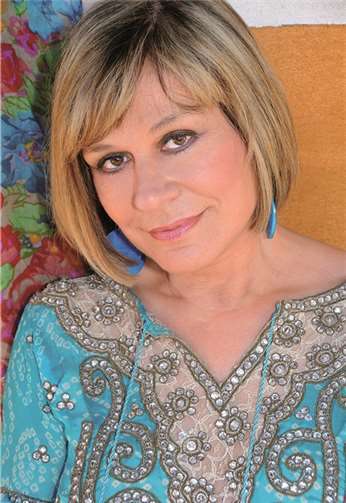 Mit „Nur die Liebe lässt uns leben“ erreichte Mary Roos 1972 beim Grand Prix d’Eurovision de la Chanson den dritten Platz. Bis heute war Mary Roos mit ihren Liedern immer wieder in den Charts platziert, im Fernsehen häufiger Gast und hat in eigenen Shows und als Musicalstar auf der Bühne geglänzt.